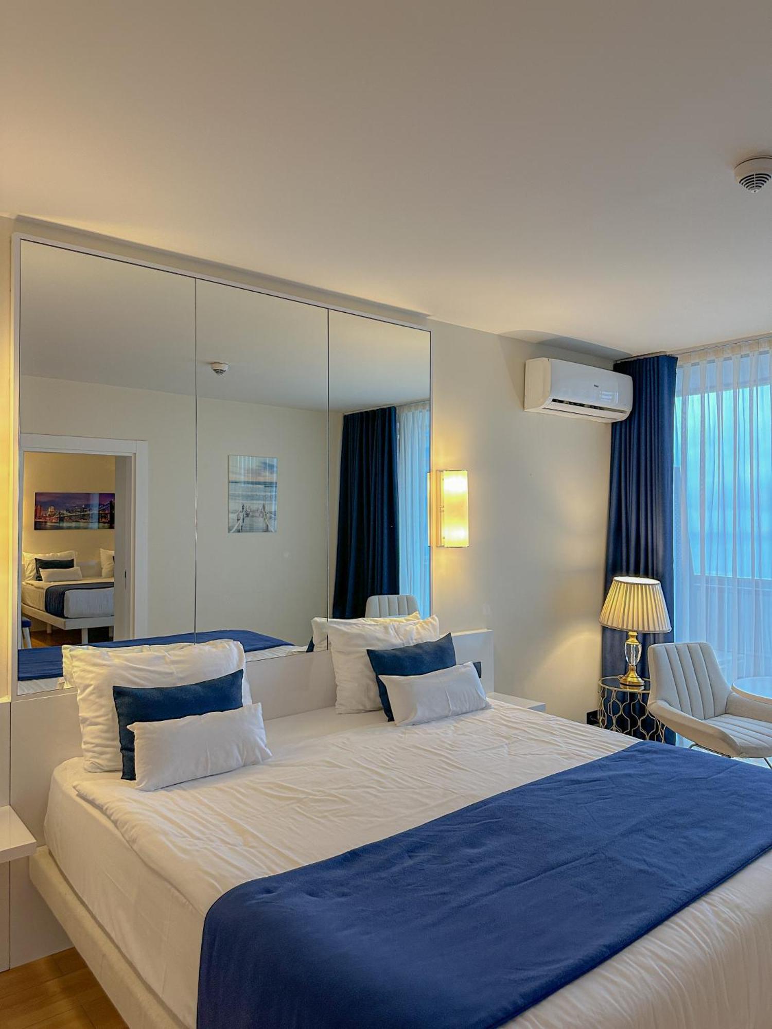 Luxury Batumi Hotel Esterno foto