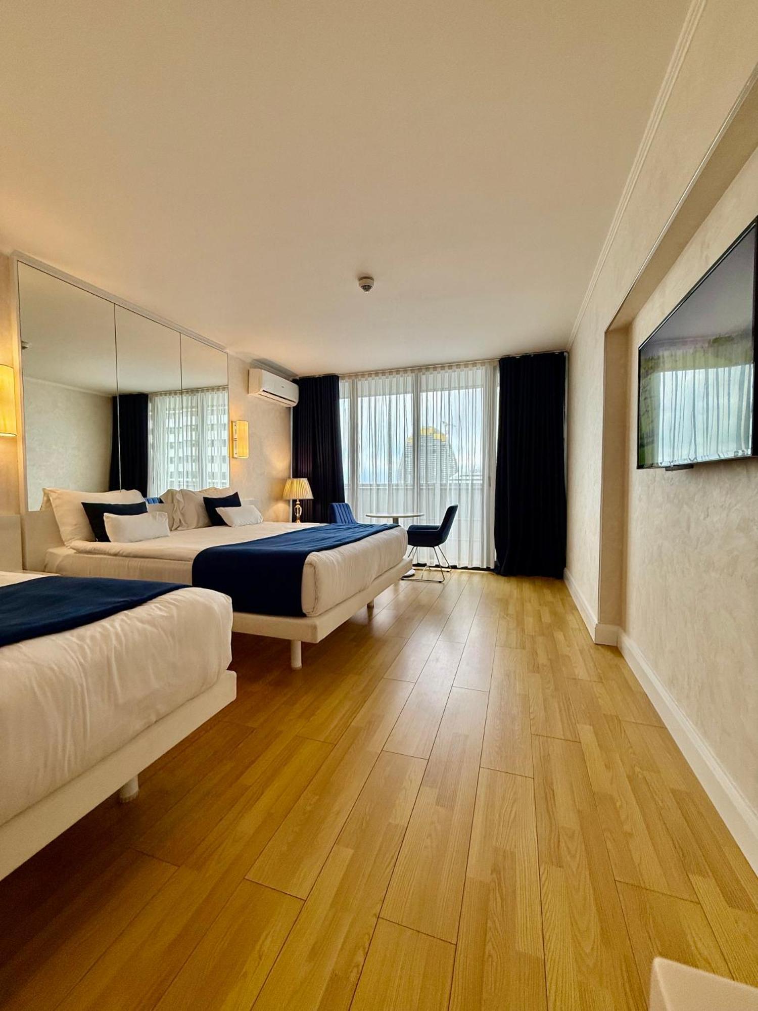 Luxury Batumi Hotel Esterno foto